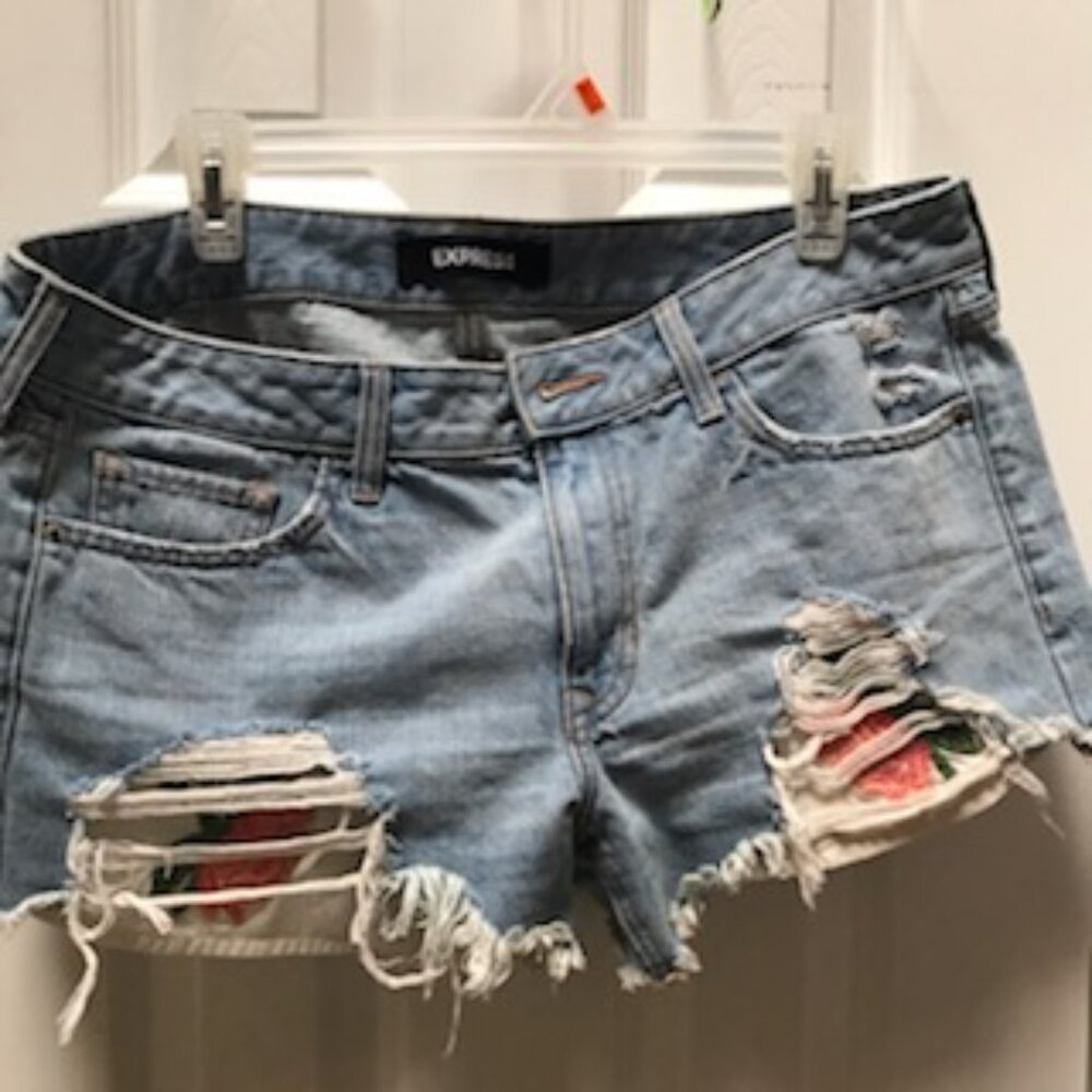 Cute Shortie Relaxed Low rise  with embroidered addition on sides.